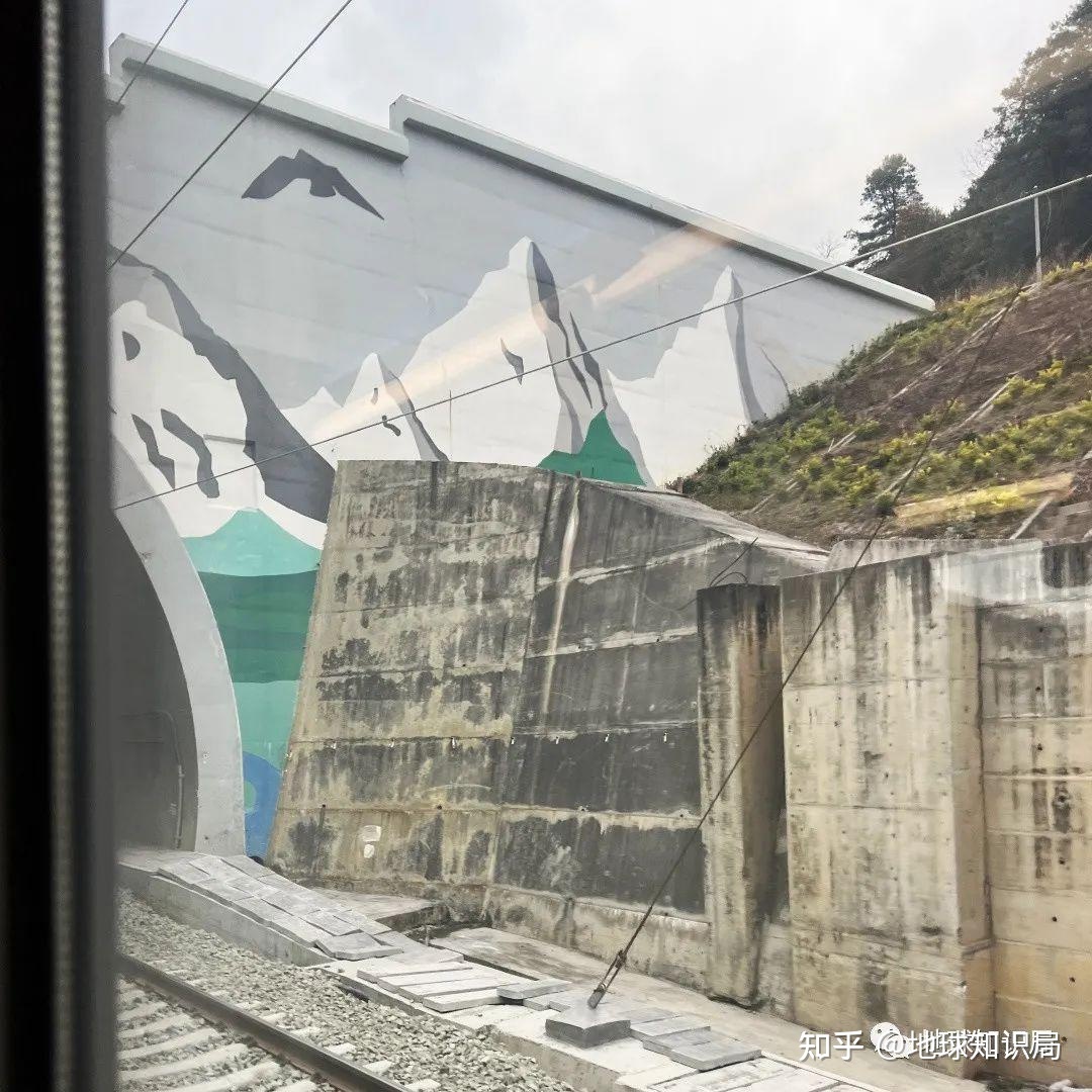 新成昆铁路 12 月 26 日全线贯通运营，这对居民的出行带来 ...