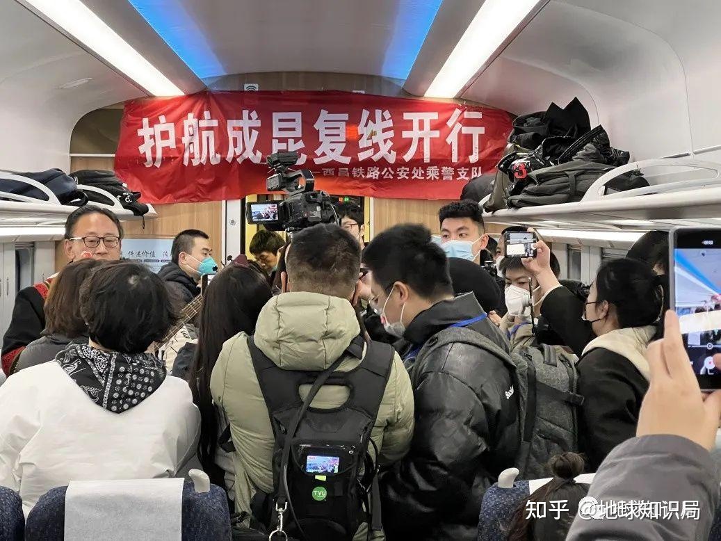 新成昆铁路 12 月 26 日全线贯通运营，这对居民的出行带来 ...