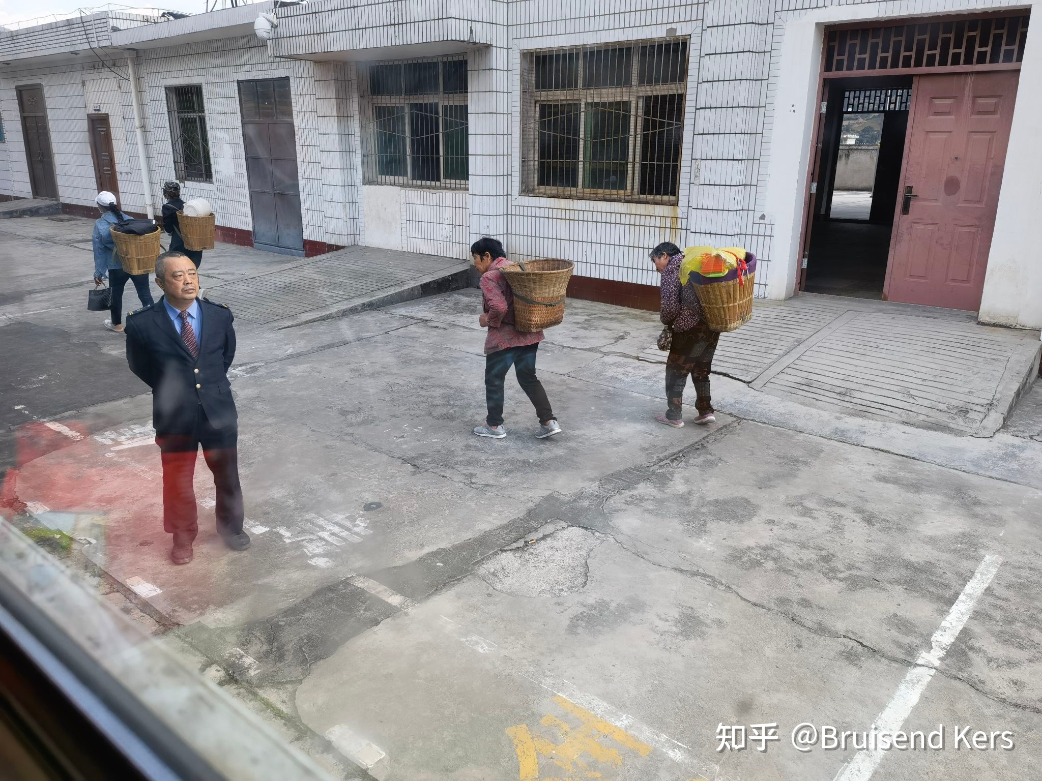 新成昆铁路 12 月 26 日全线贯通运营，这对居民的出行带来 ...