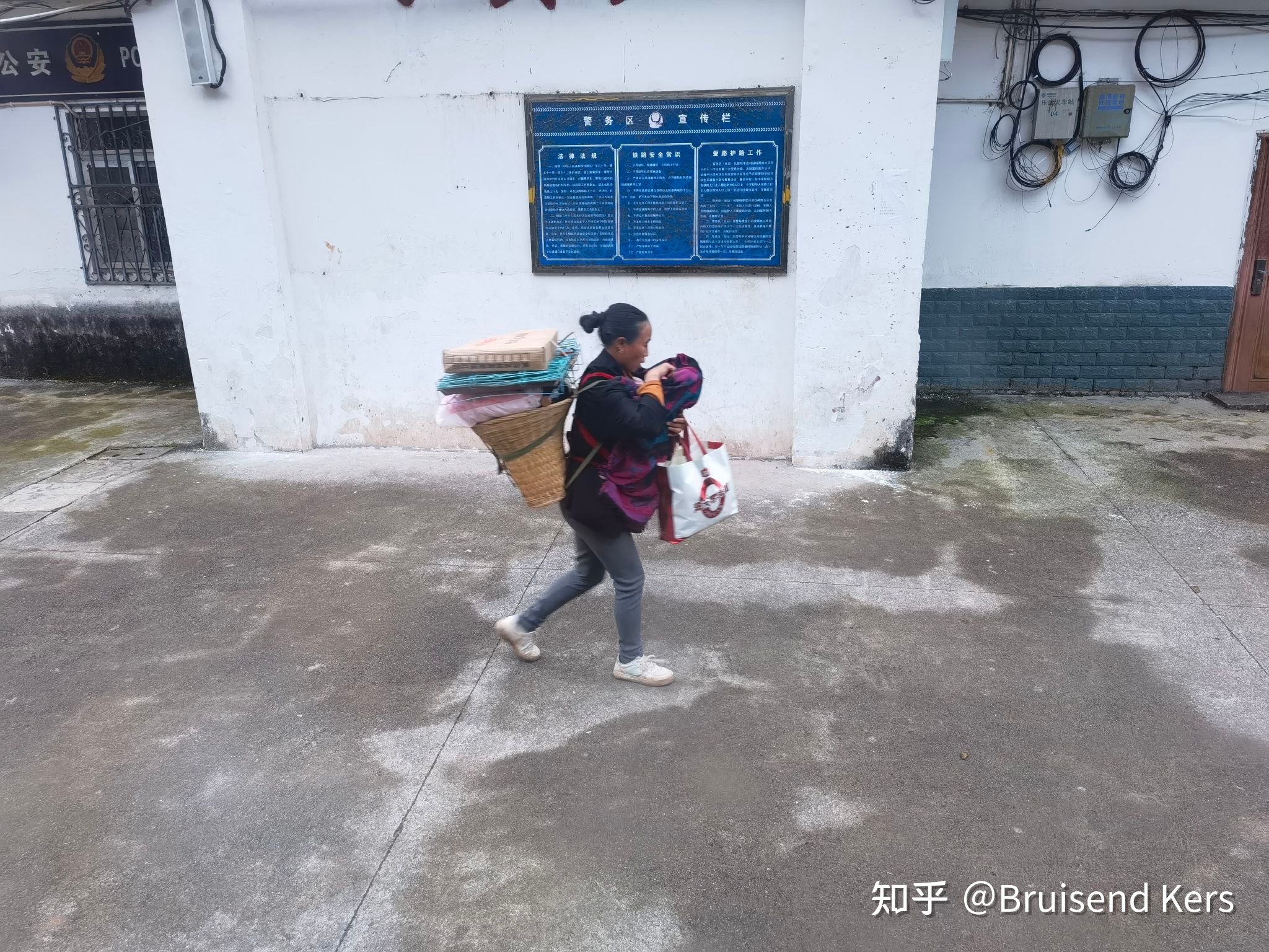 新成昆铁路 12 月 26 日全线贯通运营，这对居民的出行带来 ...
