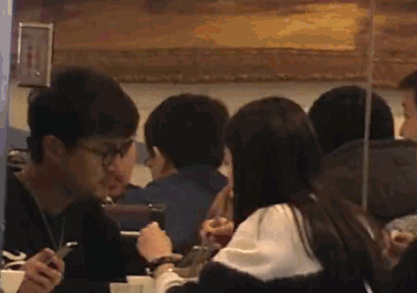 胡歌民宣当爸，压力给到了彭于晏-9.gif