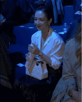 明星整活年夜考，谁是时装周热门话题？-21.gif