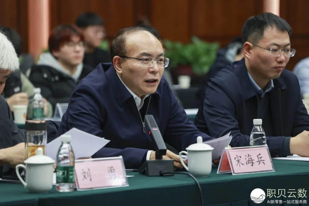 教院往事 | 《华夏天生式野生智能(AIGC)止业使用利剑皮书籍(2024)》正在太道理工年夜教胜利公布w7.jpg