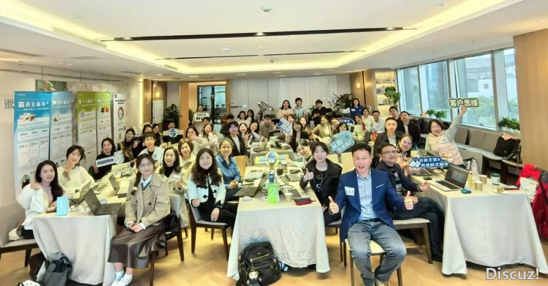 DeepSeek AI+HR使用训战班:从AI整根底到人力资本齐场景智能化提拔w9.jpg