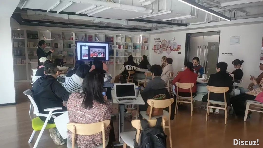 DeepSeek AI+HR使用训战班:从AI整根底到人力资本齐场景智能化提拔w10.jpg