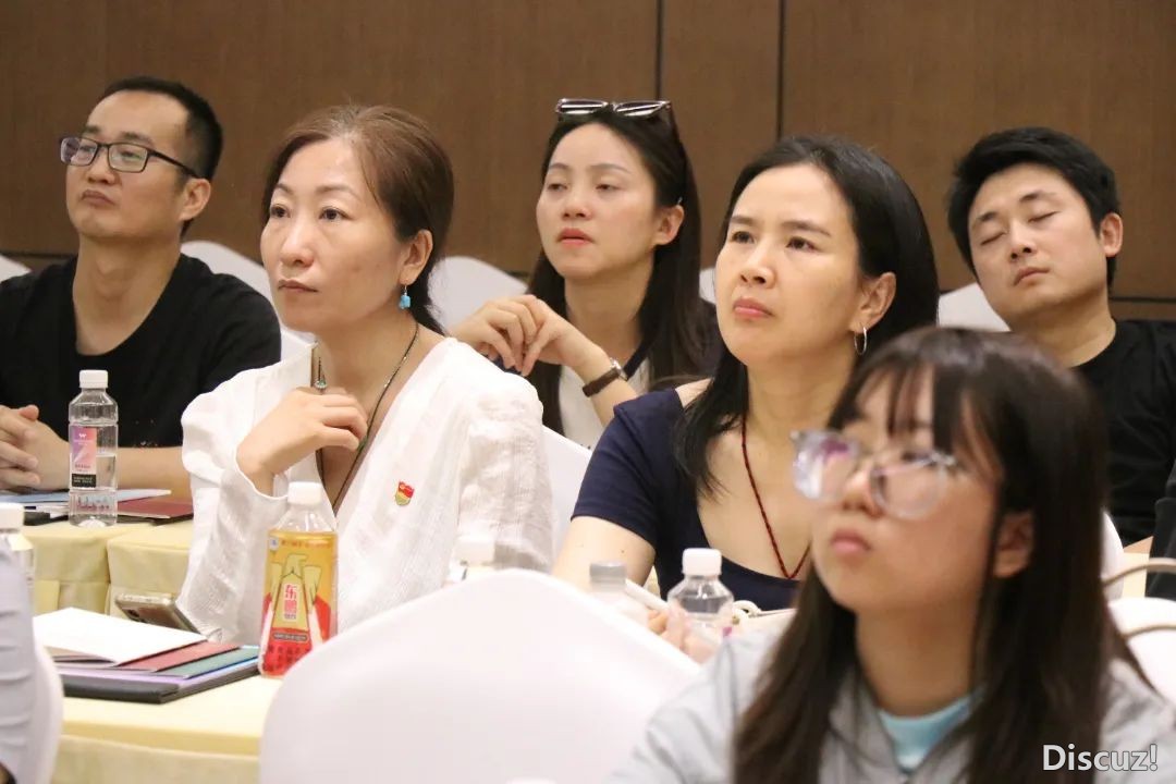 真景党课走退万兴硬件:深度体会AIGC海潮w13.jpg