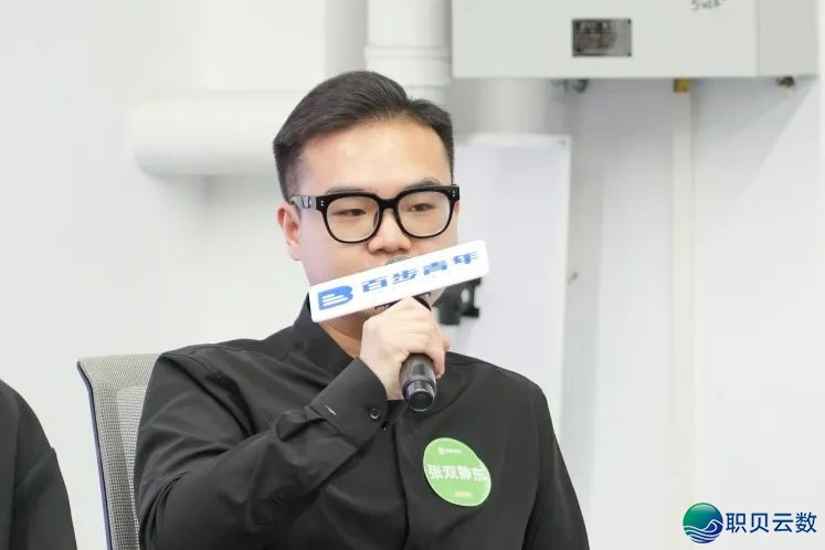 圆桌微服装论坛t.vhao.net | AIGC范围前锋气力w8.jpg