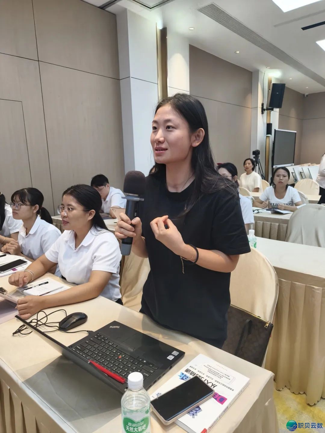 职场新＂拆子＂——DeepSeek,那场野生智能手艺使用训练率领职员一键解锁新妙技~w11.jpg