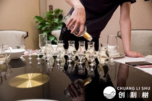 换瓶酒、启盖酒、光瓶酒……利剑酒止业治象丛死的面前 表露了甚么？